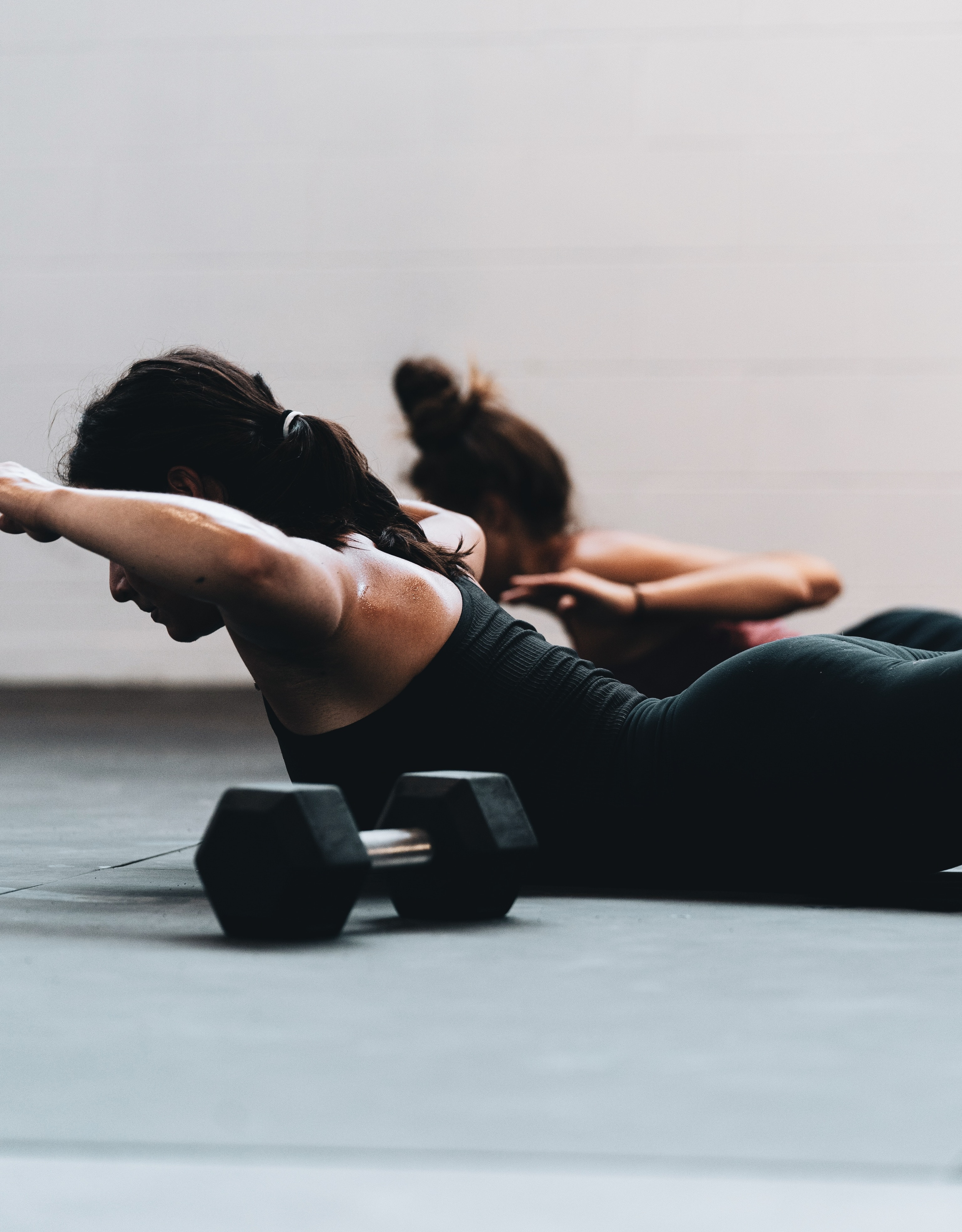 girl-lifting-dumbbell