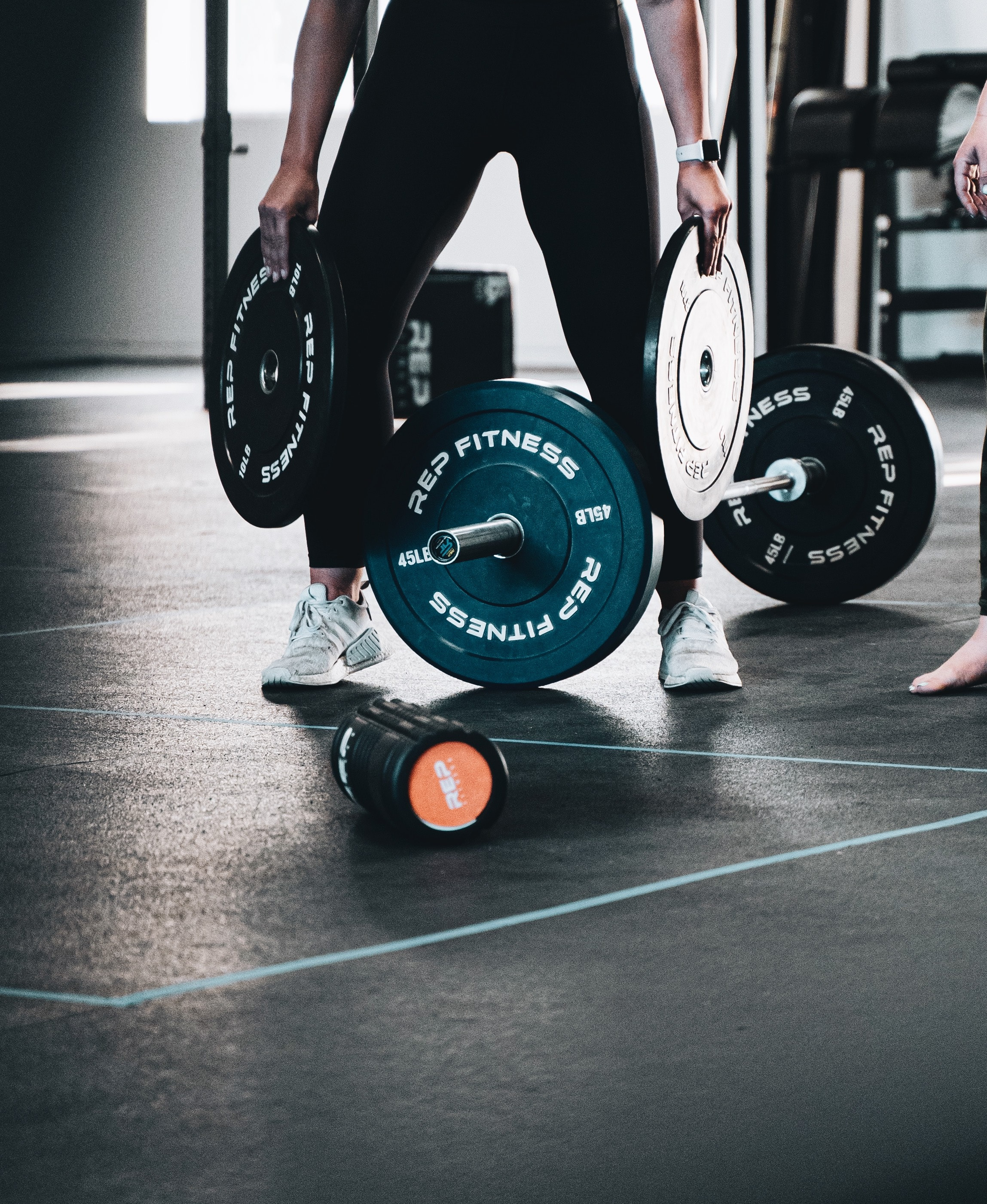 private-training-promo-girl-at-the-gym-lifting-barbell